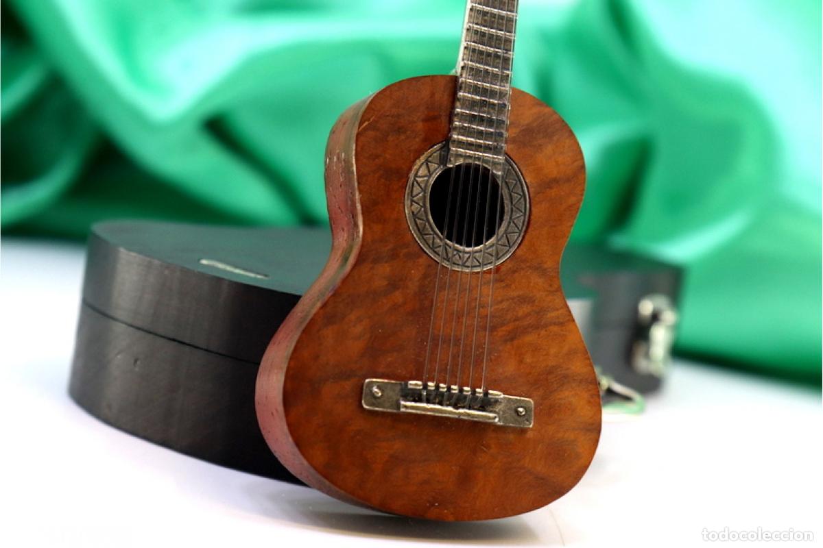 Antig&uuml;edades: Guitarra ac&uacute;stica de madera y plata. - Foto 4