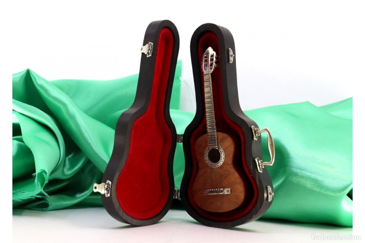Antig&uuml;edades: Guitarra ac&uacute;stica de madera y plata. - Foto 6