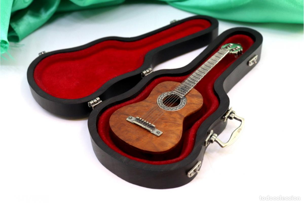 Antig&uuml;edades: Guitarra ac&uacute;stica de madera y plata. - Foto 7