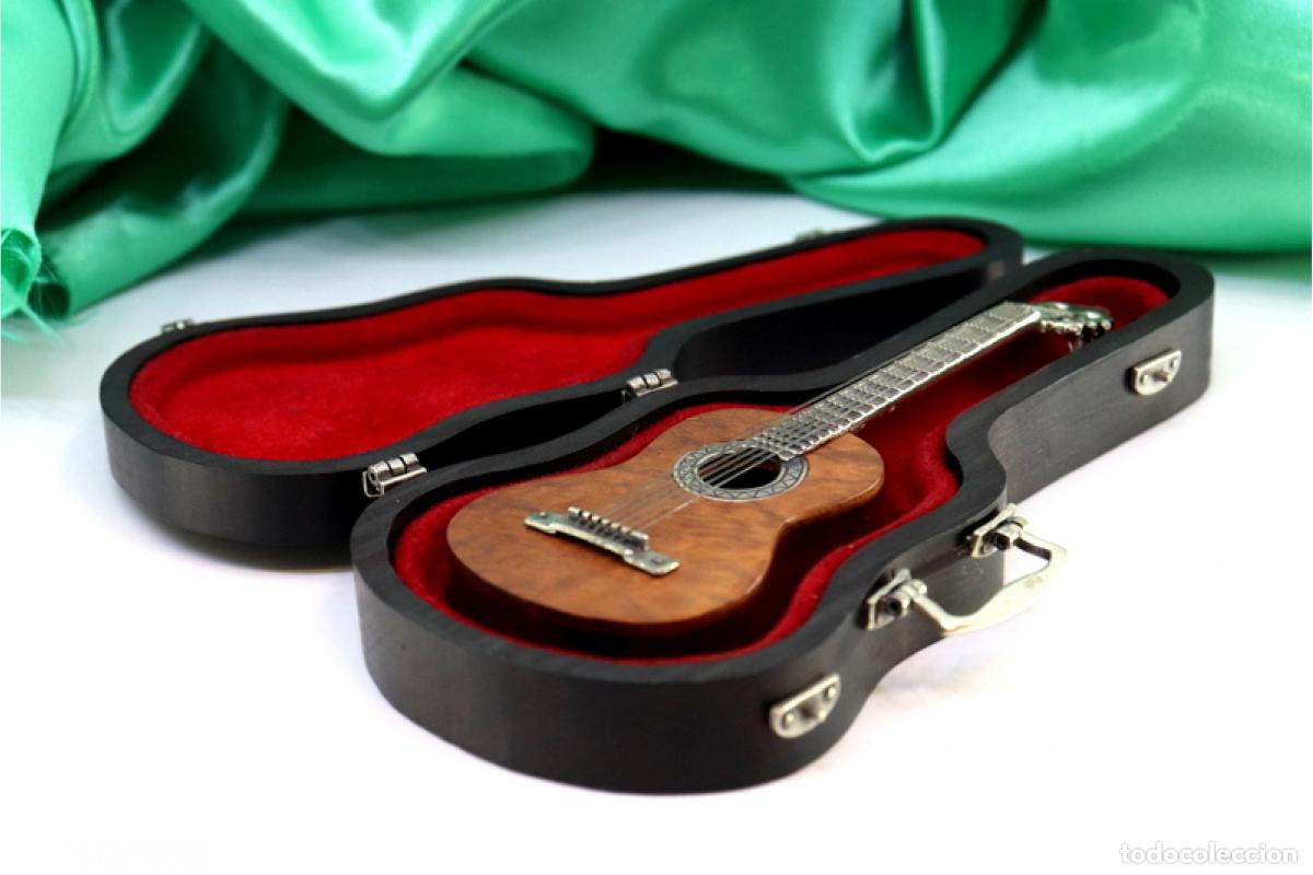 Antig&uuml;edades: Guitarra ac&uacute;stica de madera y plata. - Foto 8