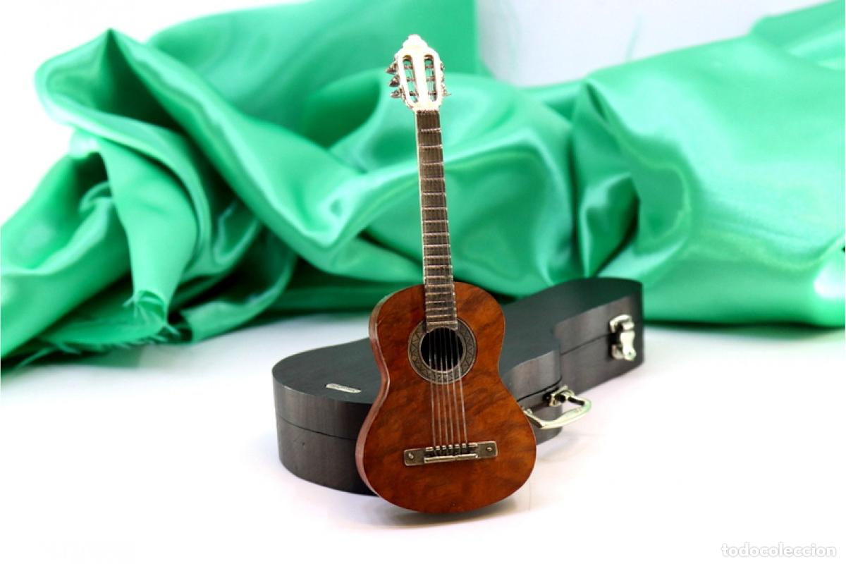 Antig&uuml;edades: Guitarra ac&uacute;stica de madera y plata. - Foto 9