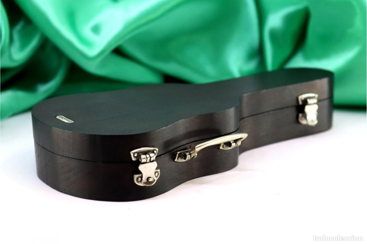 Antig&uuml;edades: Guitarra ac&uacute;stica de madera y plata. - Foto 10