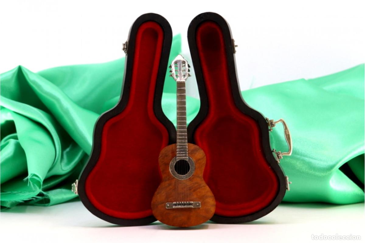 Antig&uuml;edades: Guitarra ac&uacute;stica de madera y plata. - Foto 1