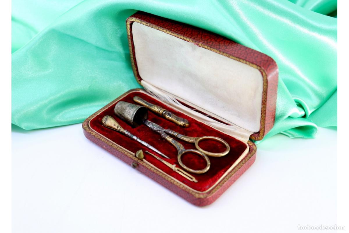 Antig&uuml;edades: Estuche para utensilios de costura, en plata.