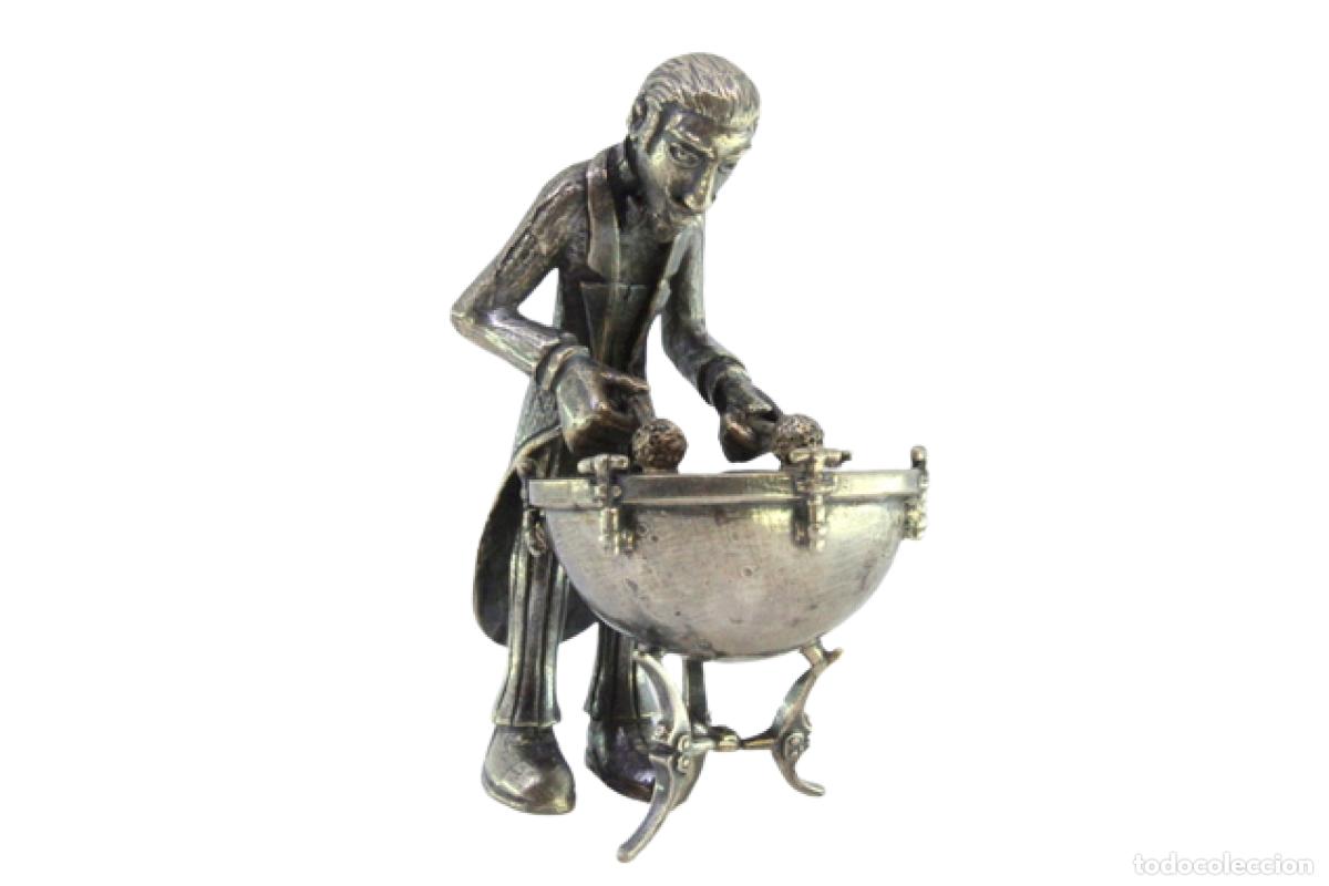 Antiquit&auml;ten: M&uacute;sico vestido de plata tocando los timbales