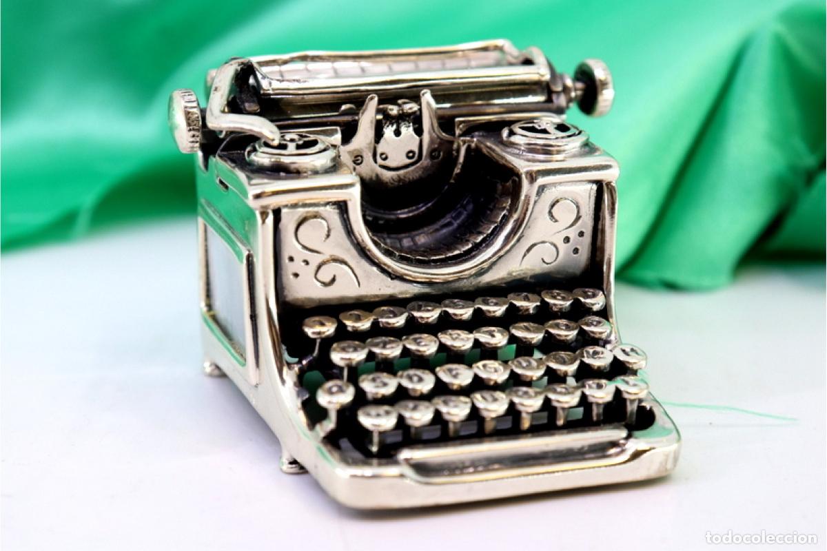 Antiques: M&aacute;quina de escribir antigua de plata