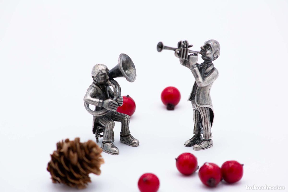Antiques: M&uacute;sicos con trompeta y corneta, vestidos de plata.