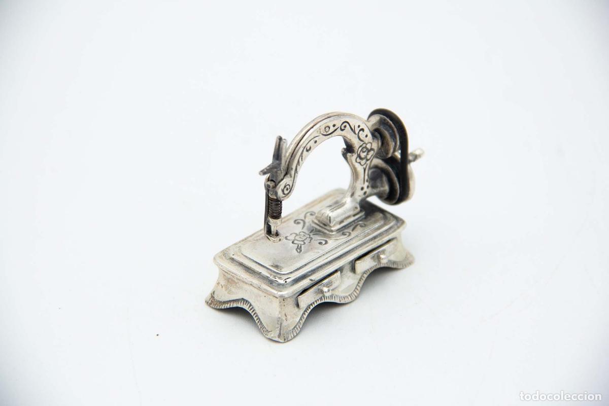 Antig&uuml;edades: M&aacute;quina de coser, en plata - Foto 2