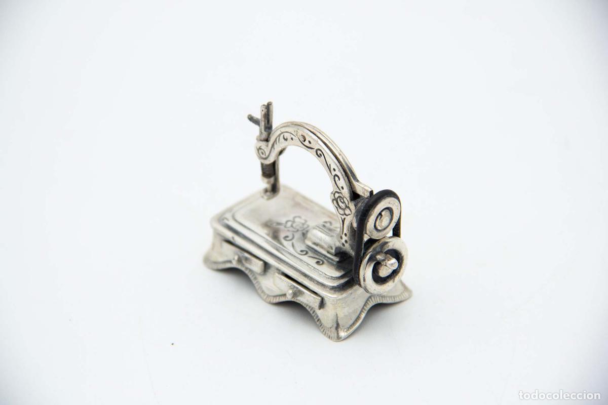 Antig&uuml;edades: M&aacute;quina de coser, en plata - Foto 3
