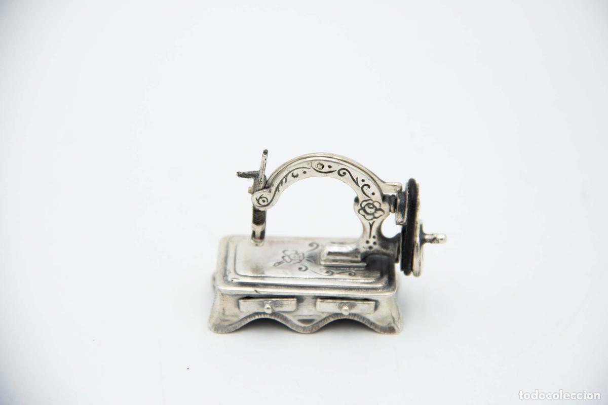 Antig&uuml;edades: M&aacute;quina de coser, en plata - Foto 1