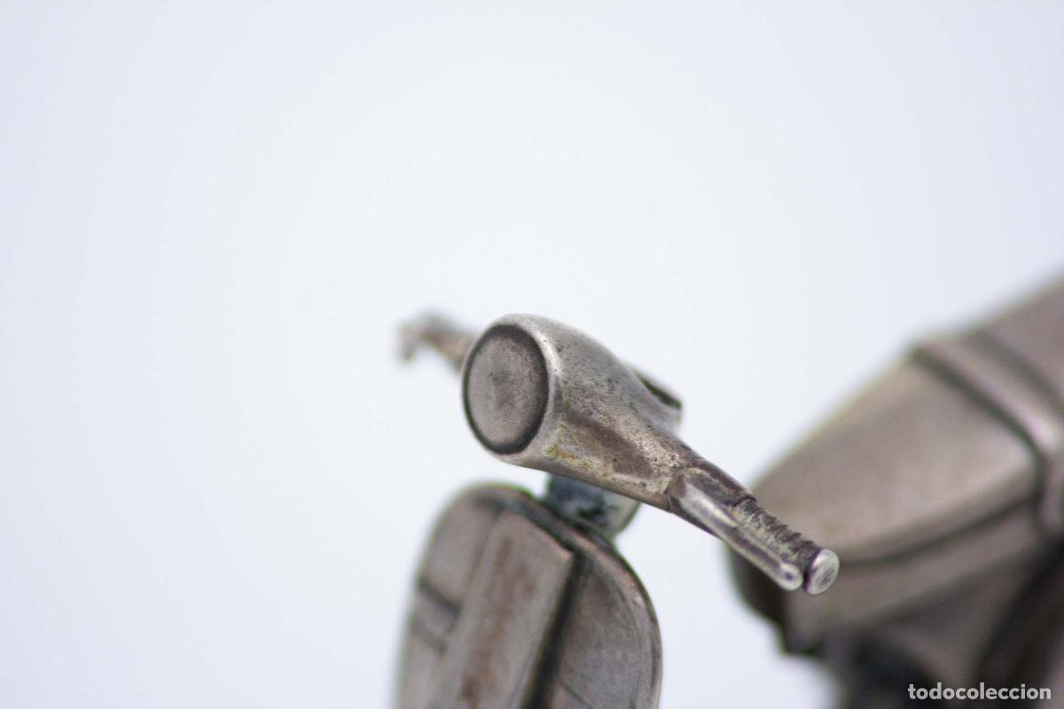 Antig&uuml;edades: Vespa de plata - Foto 3