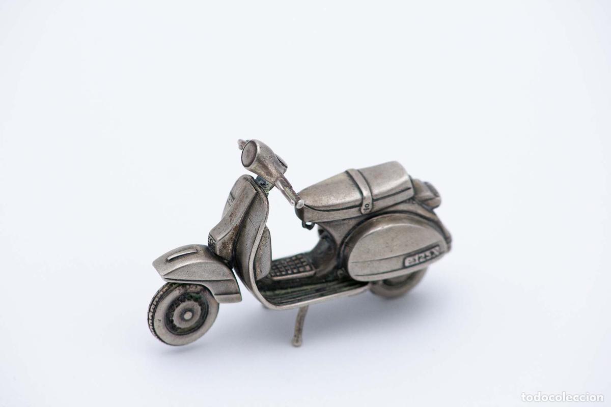 Antig&uuml;edades: Vespa de plata - Foto 1