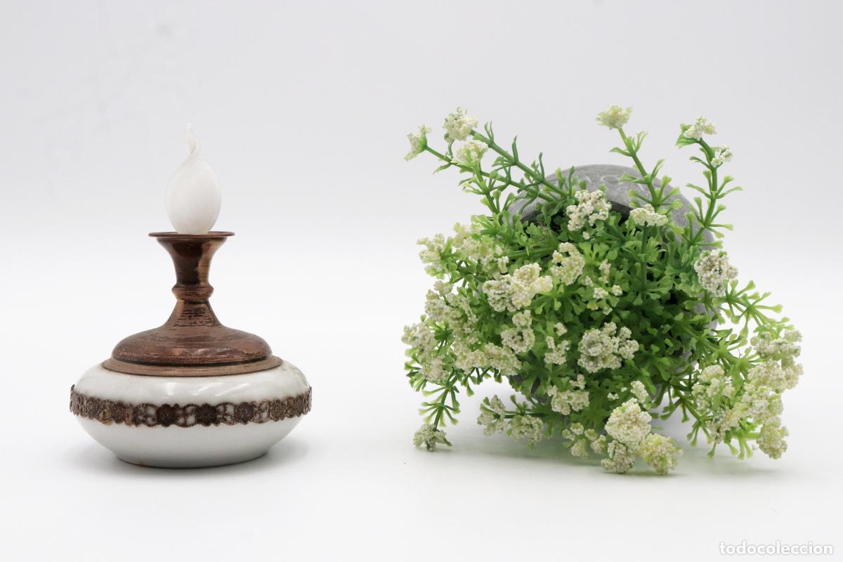 Antiques: Frasco de perfume, hecho de porcelana y plata.