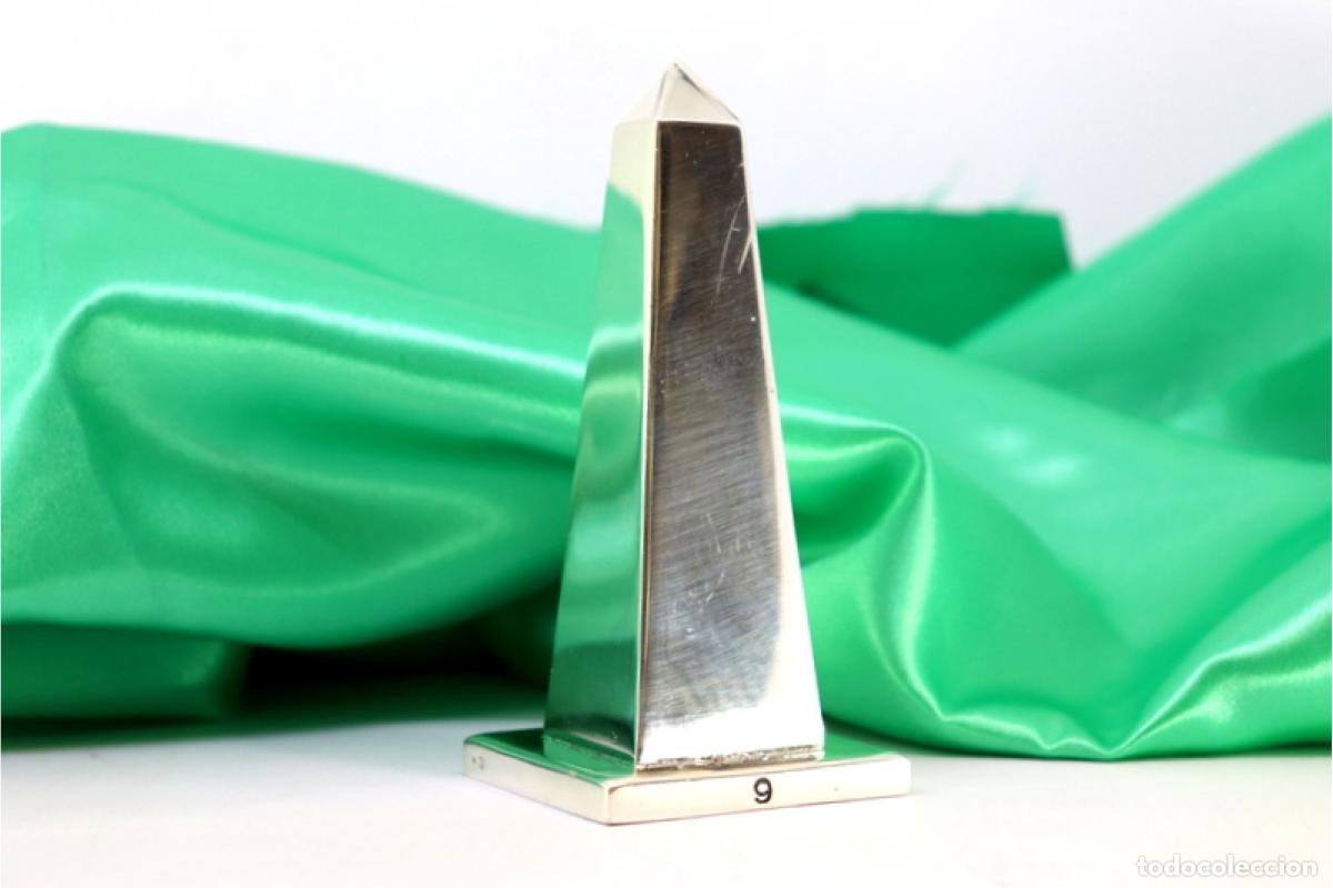 Antiques: obelisco de plata