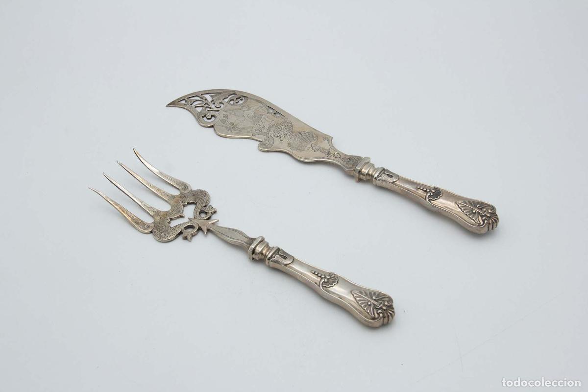 Antiguidades: Tenedor y cuchillo de plata para servir pescado.
