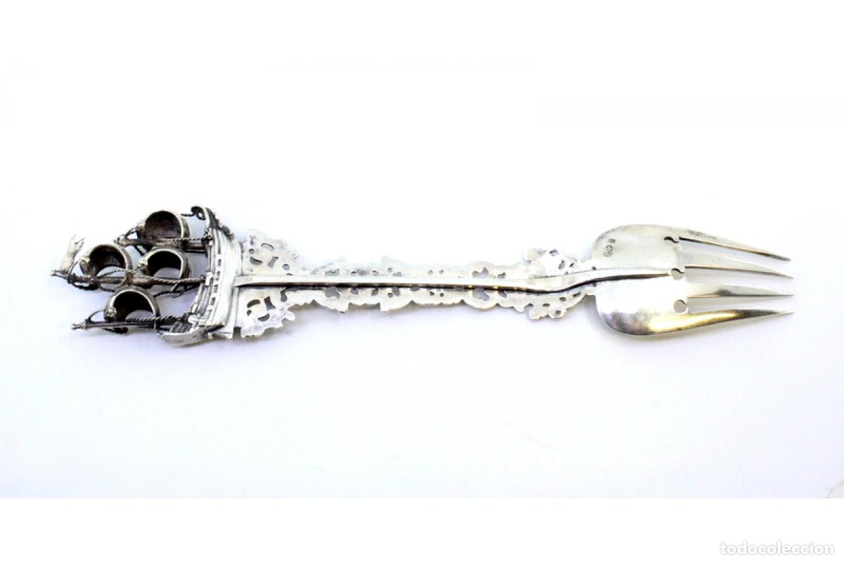 Antig&uuml;edades: Tenedor decorativo de plata - Foto 2
