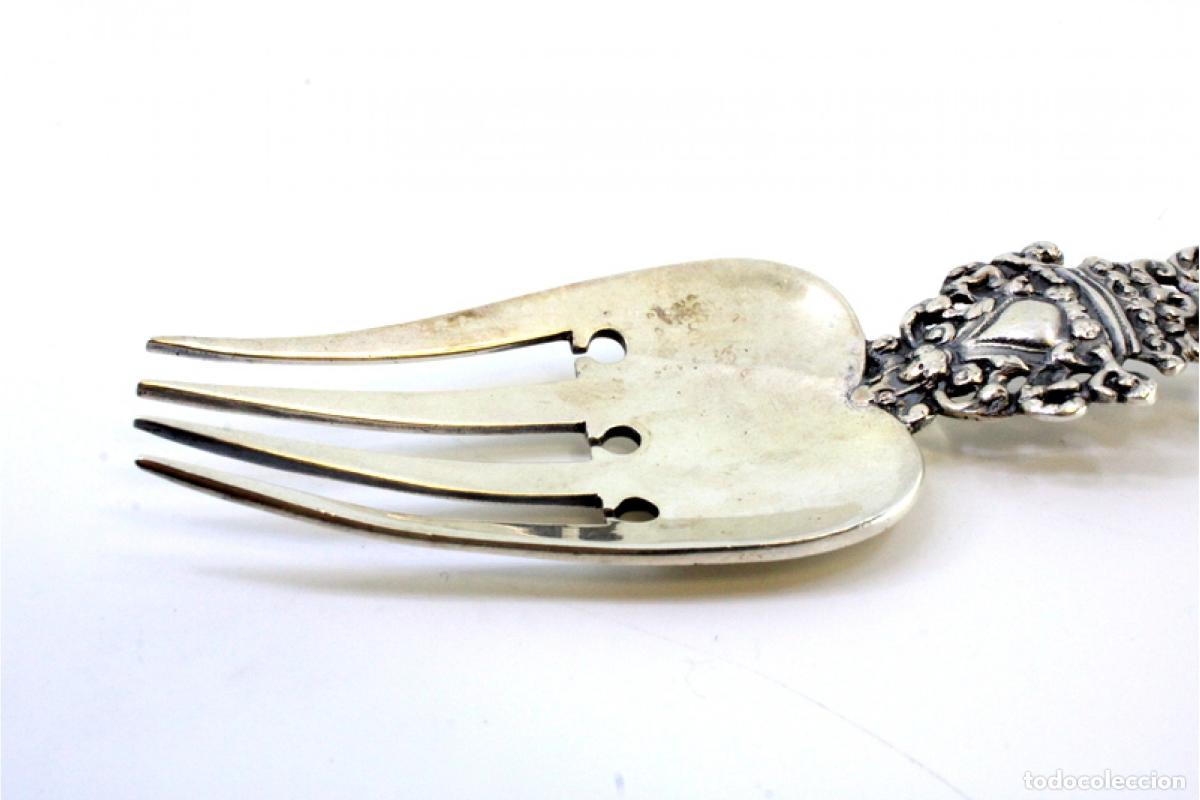 Antig&uuml;edades: Tenedor decorativo de plata - Foto 5
