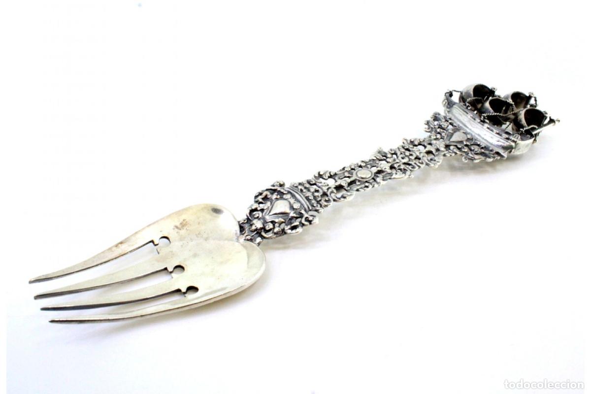 Antig&uuml;edades: Tenedor decorativo de plata - Foto 9