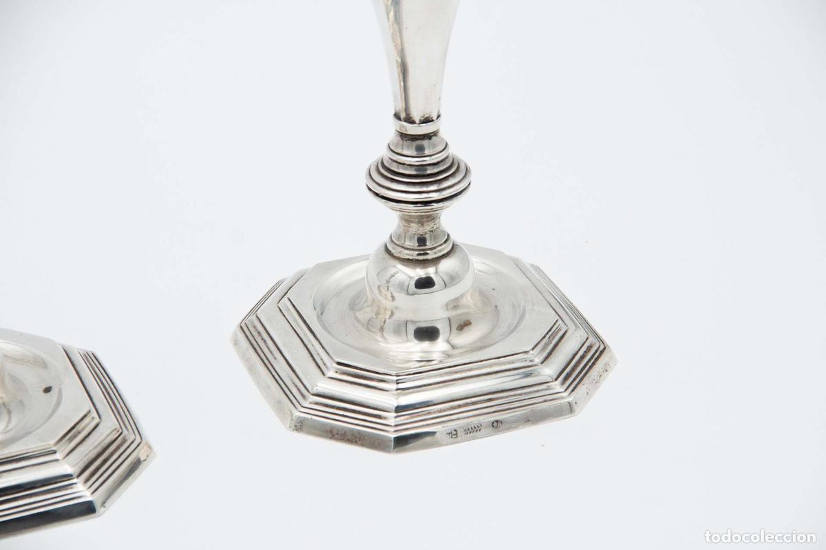 Antig&uuml;edades: Par de candelabros de plata - Foto 2