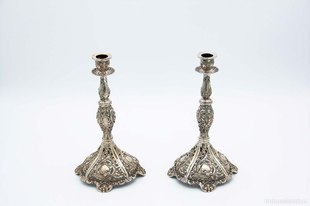 Antiguidades: Par de candelabros de plata