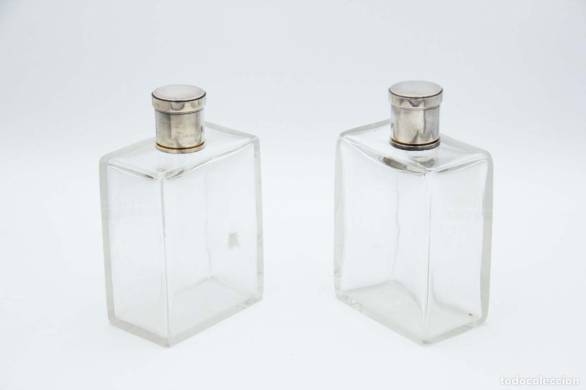Antig&uuml;edades: Par de botellas de vidrio con tapones de plata. - Foto 1