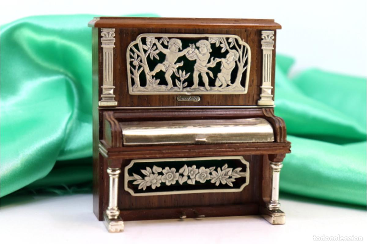 Antiquit&eacute;s: Piano antiguo, hecho de madera y plata.