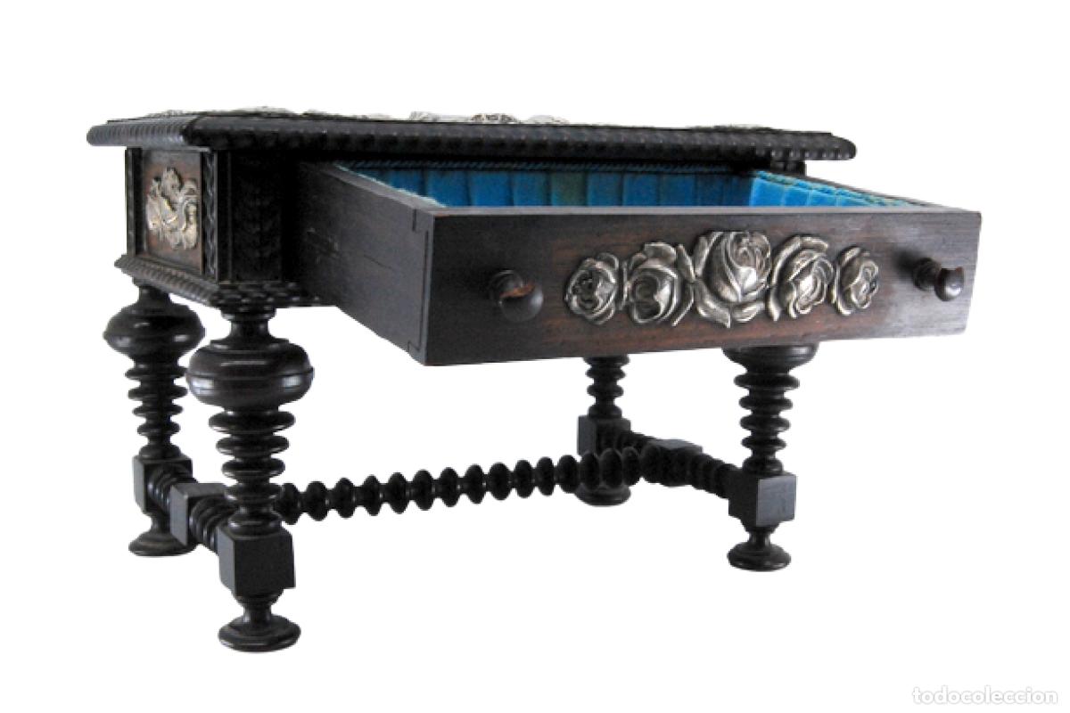 Antiques: Joyero, hecho de madera y plata.