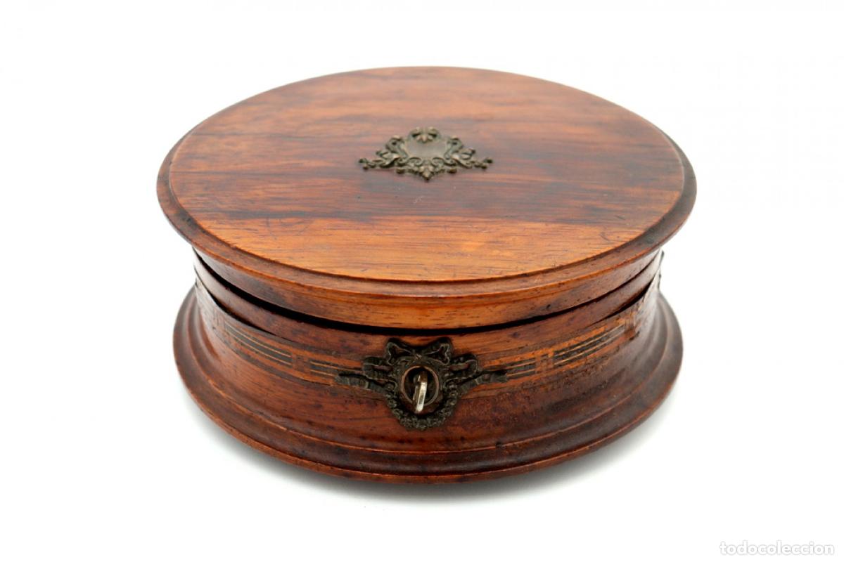 Antig&uuml;edades: Joyero, hecho de madera y plata.