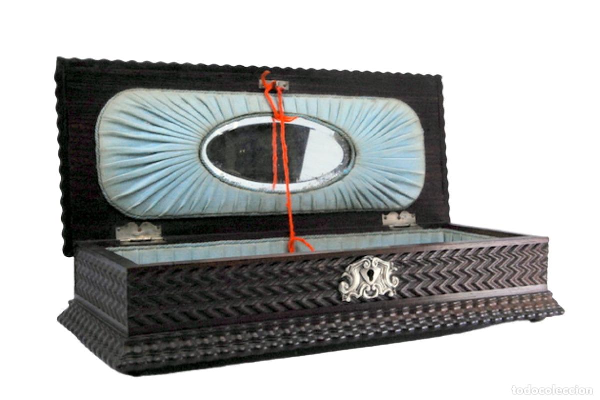 Antiques: Joyero, hecho de madera y plata.