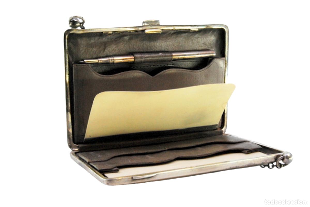 Antiques: Caja de cart&oacute;n, en color plata.