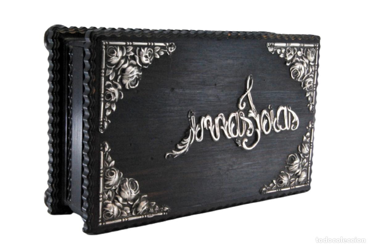 Antiques: Joyero, hecho de madera y plata.