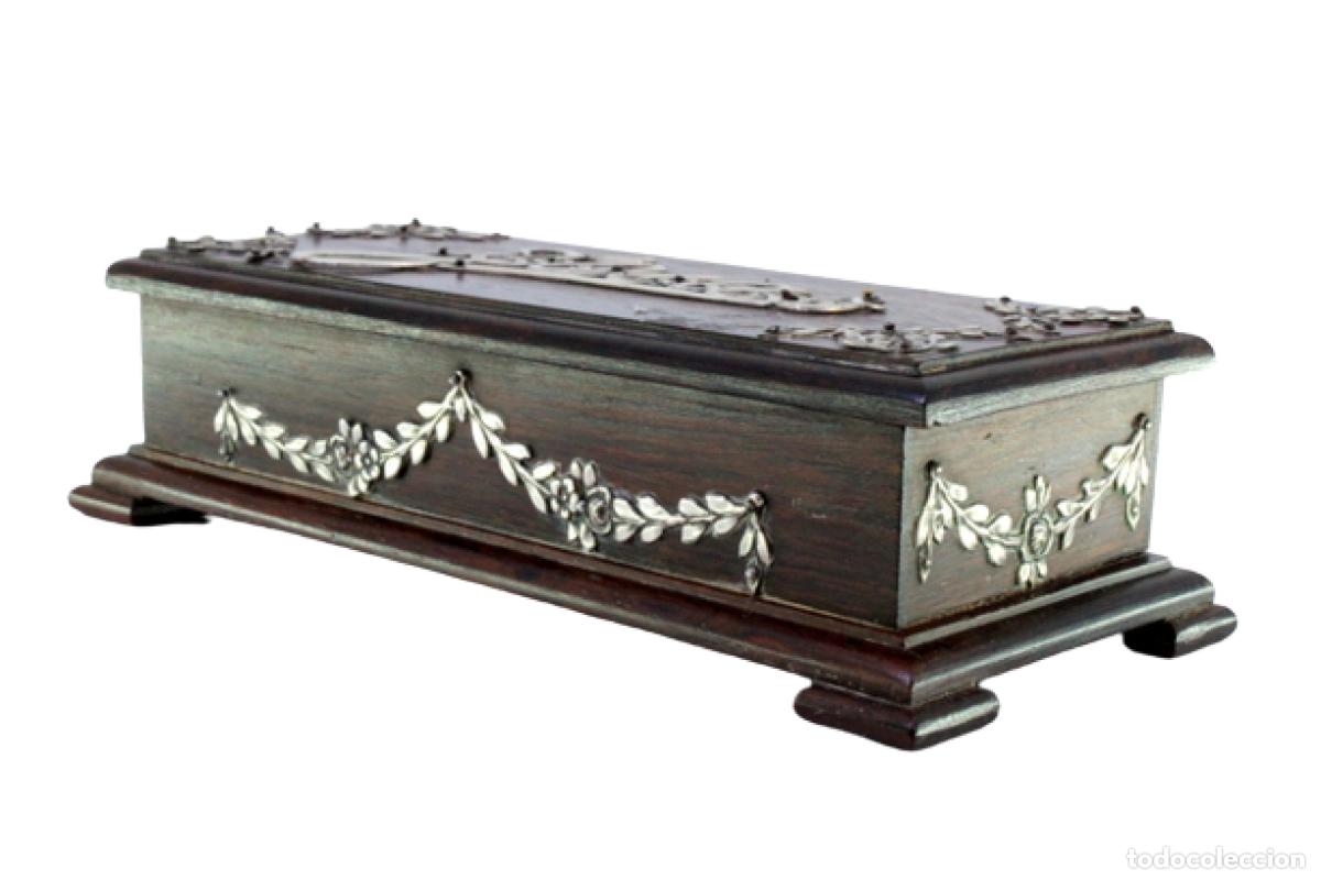 Antiques: Joyero, hecho de madera y plata.