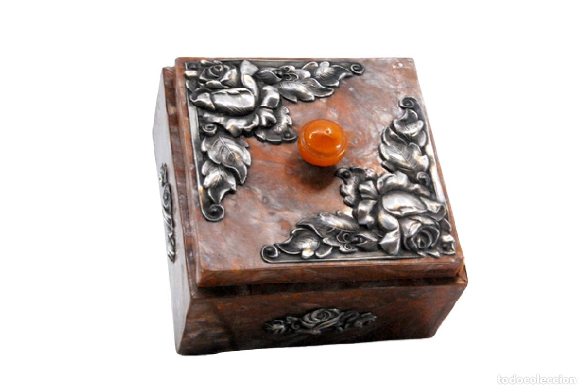Antiques: Joyero, hecho de madera y plata.