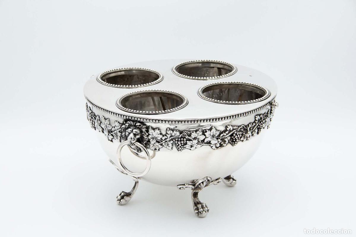 Antiquit&auml;ten: Nevera port&aacute;til para 4 botellas, color plata.