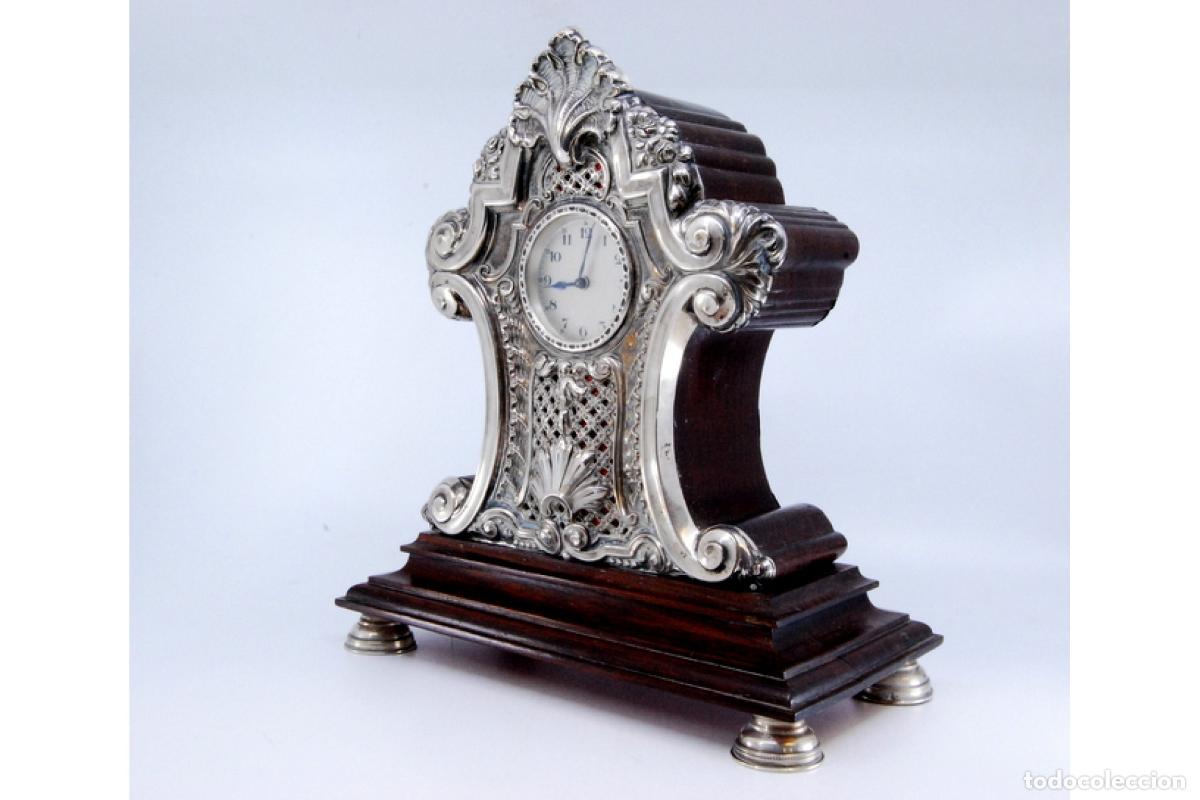 Antig&uuml;edades: Reloj de mesa, de madera y plata. - Foto 2