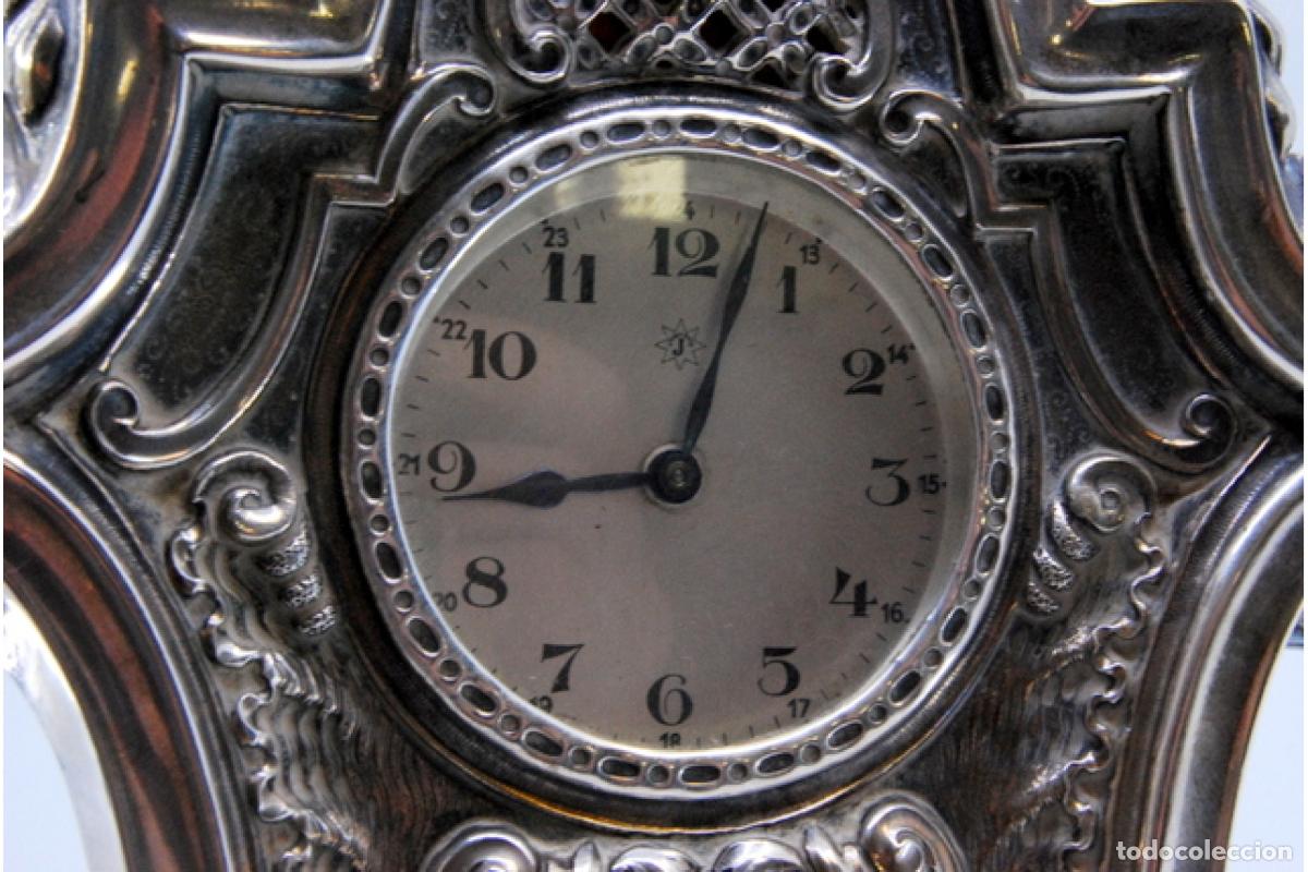 Antig&uuml;edades: Reloj de mesa, de madera y plata. - Foto 6