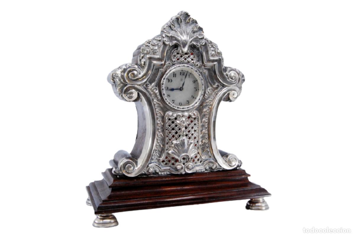 Antig&uuml;edades: Reloj de mesa, de madera y plata.