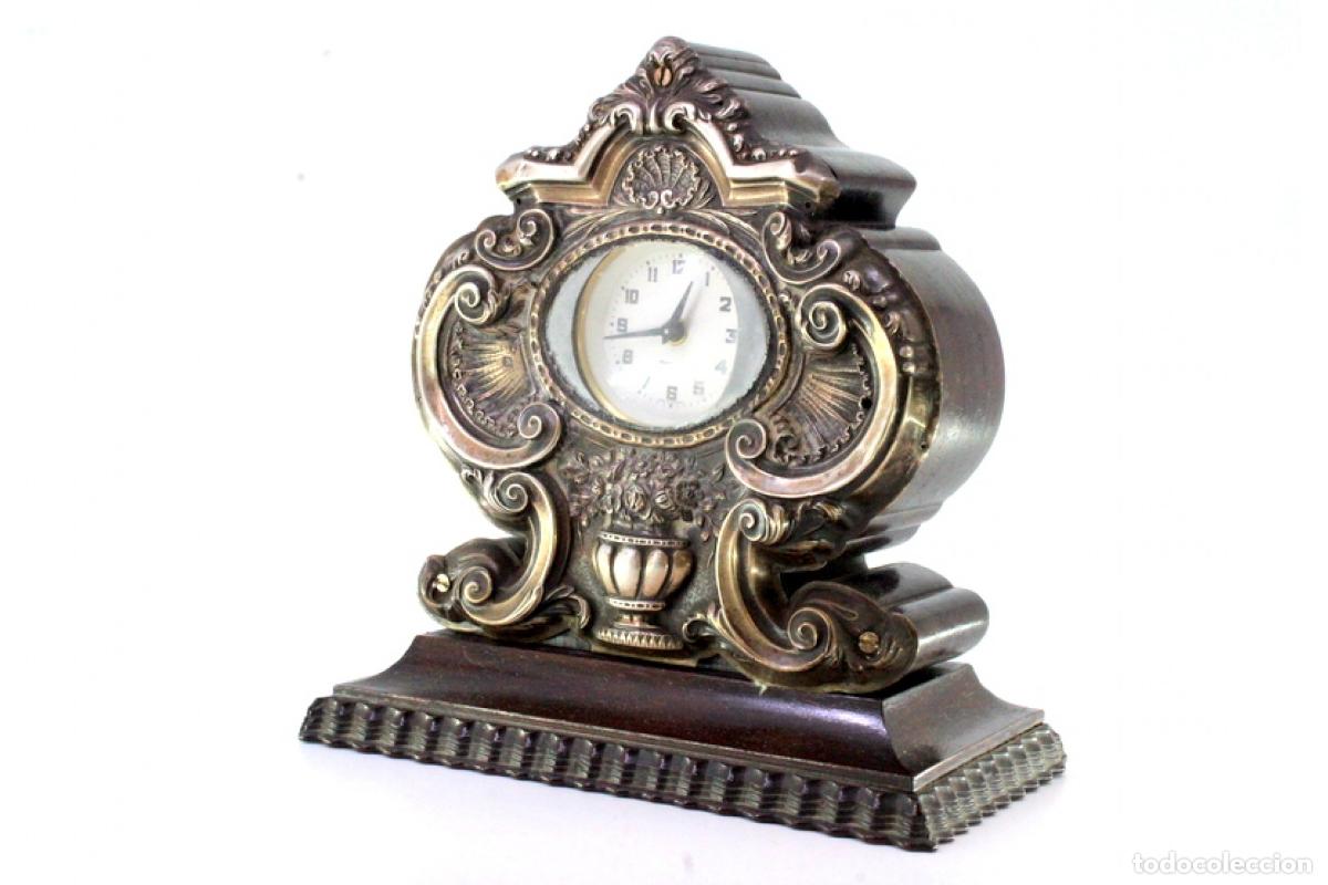 Antig&uuml;edades: Reloj de mesa, de madera y plata. - Foto 3