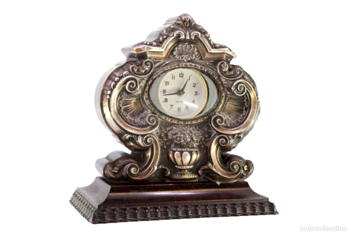 Antig&uuml;edades: Reloj de mesa, de madera y plata.