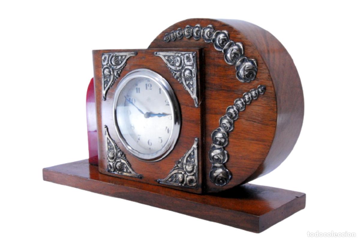 Antig&uuml;edades: Reloj de mesa, de madera y plata.