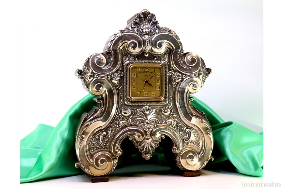 Antig&uuml;edades: Reloj despertador, de madera y plata. - Foto 1