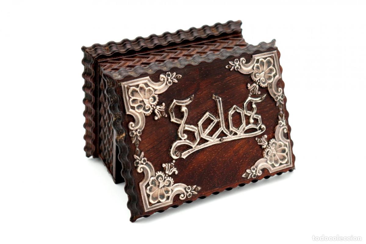 Antiques: Caja para sellos, hecha de madera y plata.
