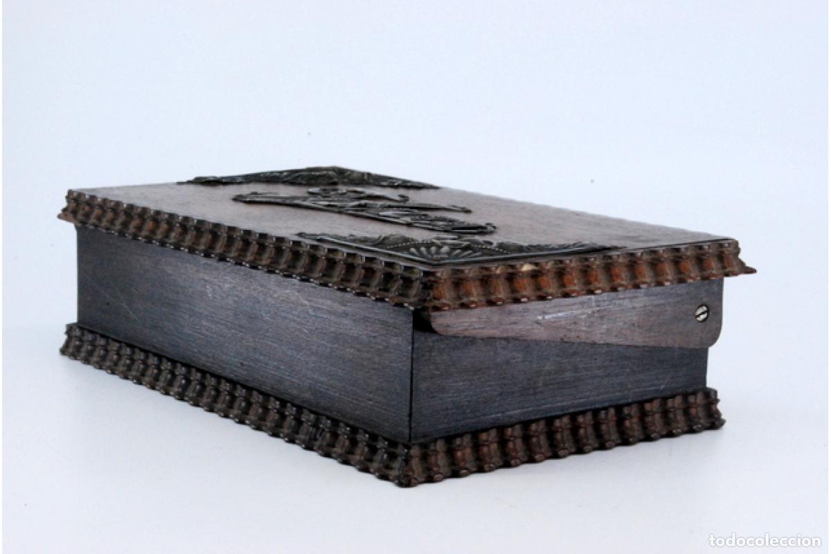 Antig&uuml;edades: Caja de tabaco, hecha de madera y plata. - Foto 3