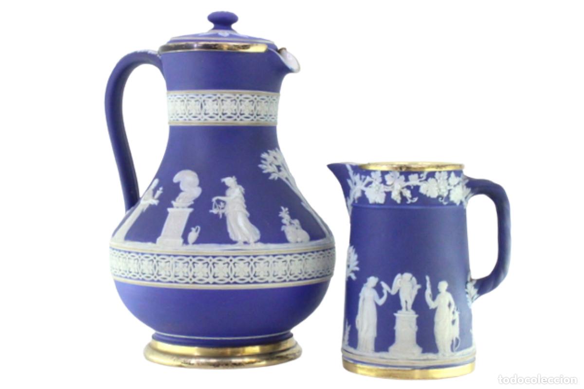 Antiguidades: Juego de jarra y taza de vino, con figuras romanas, en porcelana y plata.