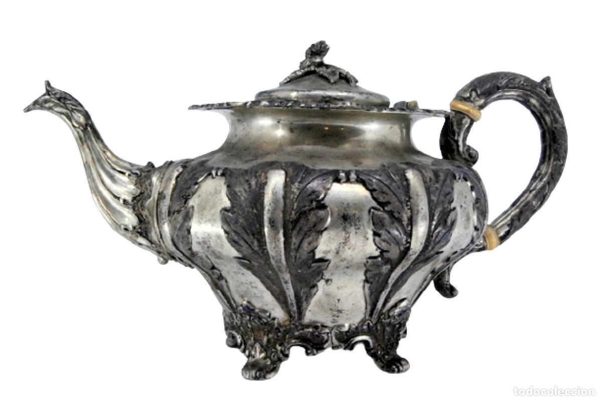 Antiguidades: tetera de plata