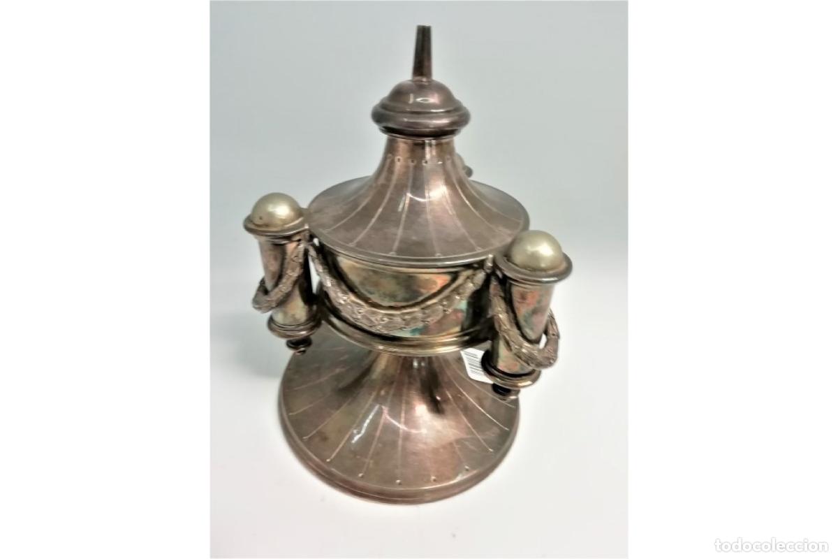Antiques: Aspersor de agua de rosas, en color plata.