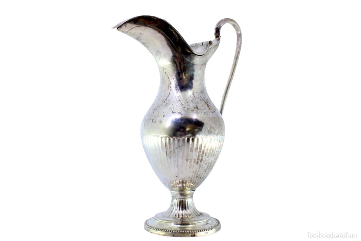 Antiques: jarra de leche de plata