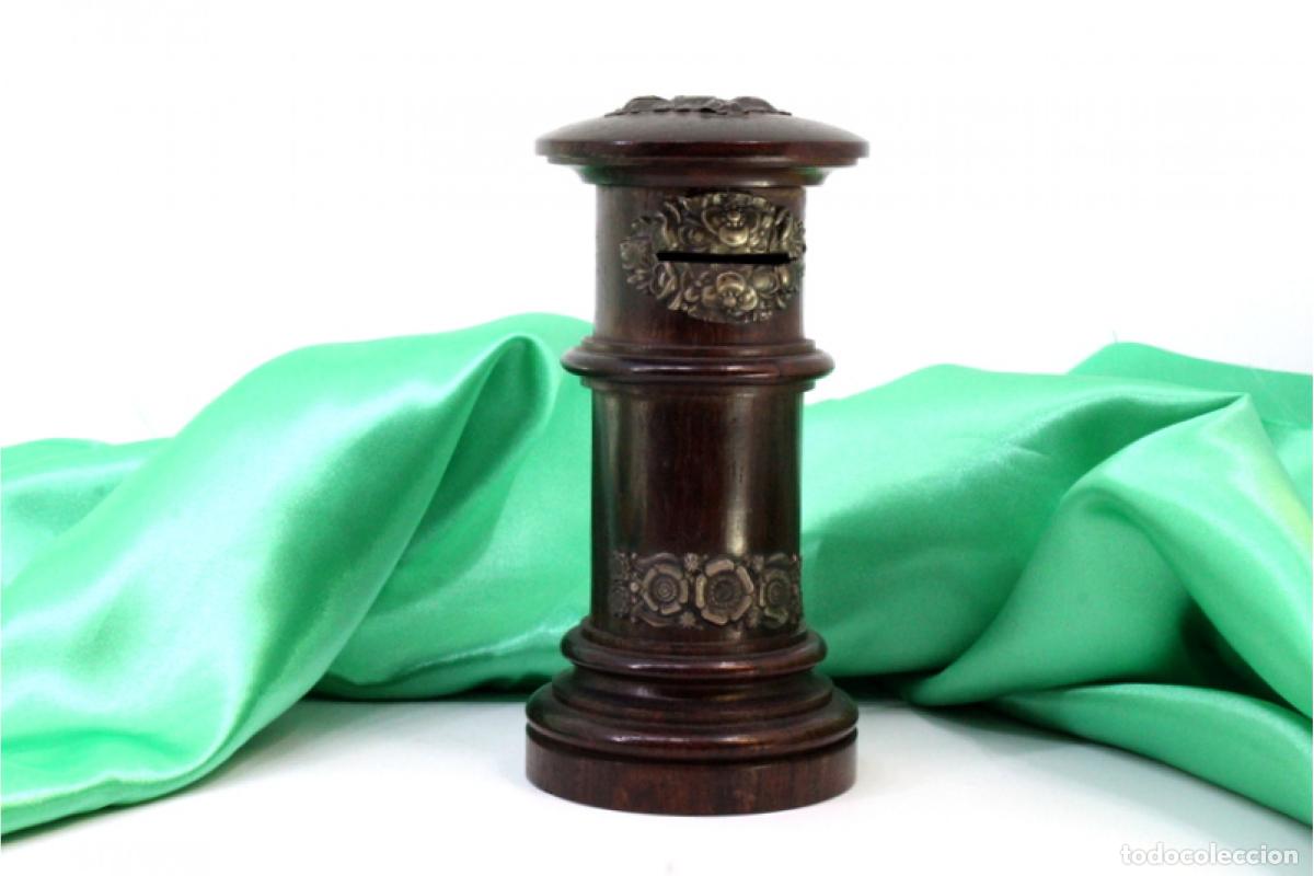 Antig&uuml;edades: Hucha de madera y plata