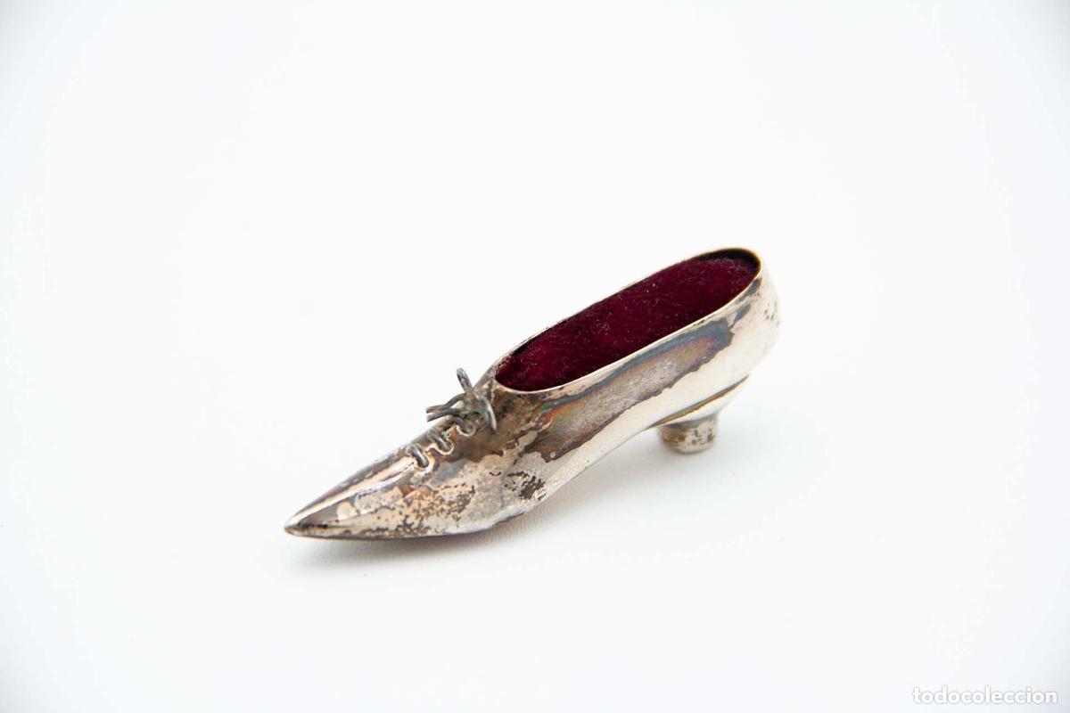 Antig&uuml;edades: Alfiletero con forma de zapato, de plata. - Foto 1