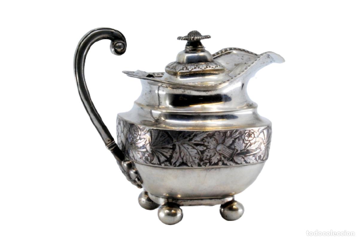 Antiques: jarra de leche de plata
